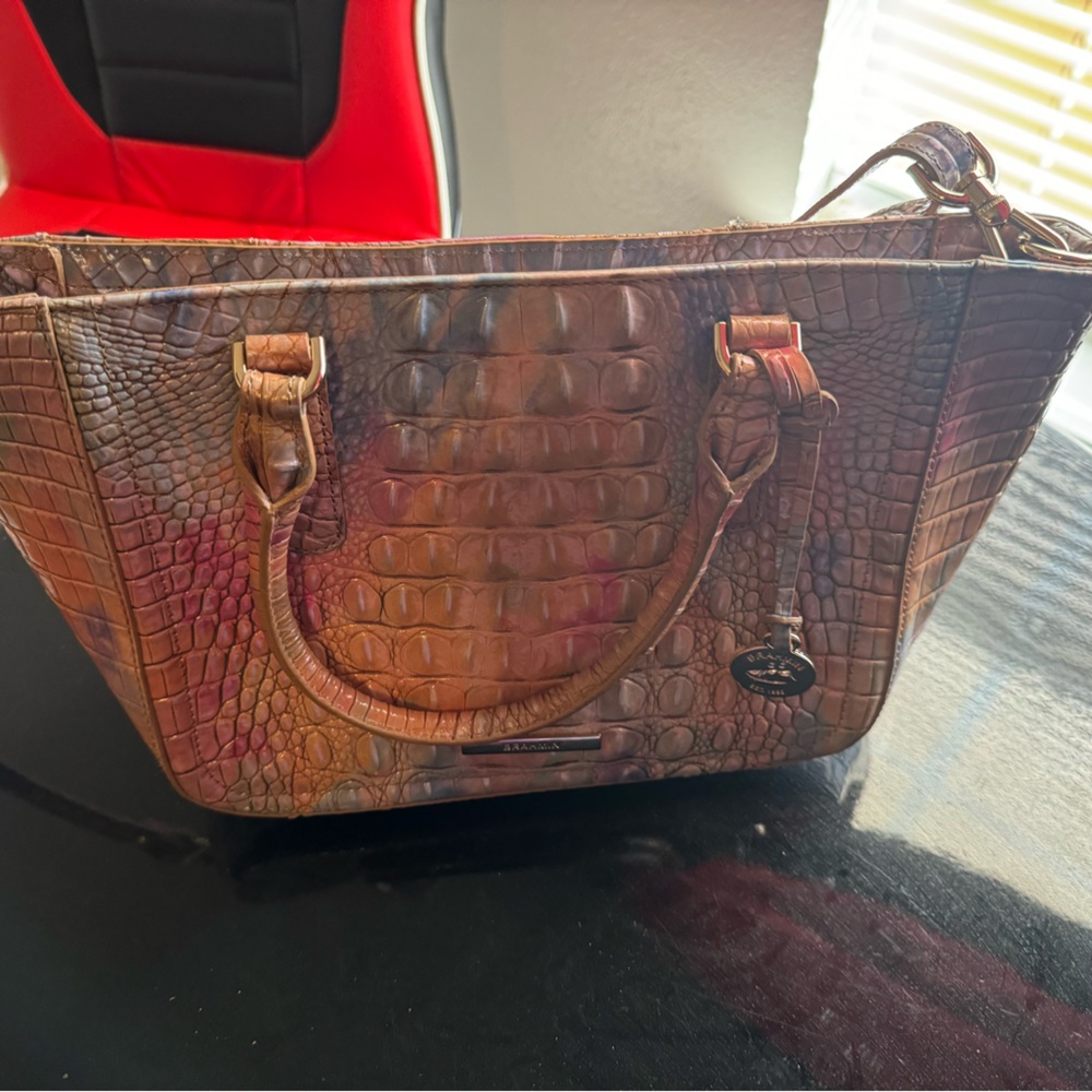I’ve had this purse glide abt 6months 
Smoke free and pet free home